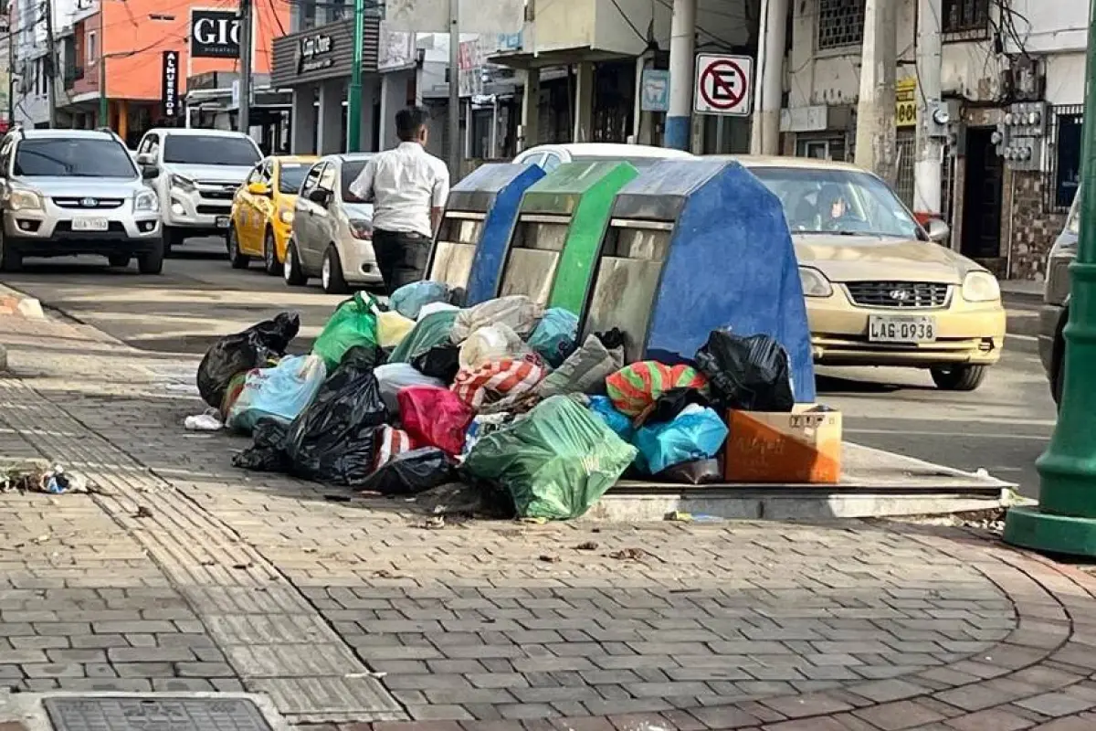 En un tramo de la avenida 24, pleno centro de Manta y junto a un contenedor soterrado se acumuló fundas con desechos., Foto: El Diario