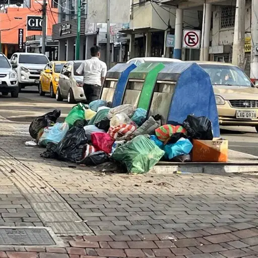 Manta afronta acumulación de basura ante la paralización de obreros municipales por falta de pagos