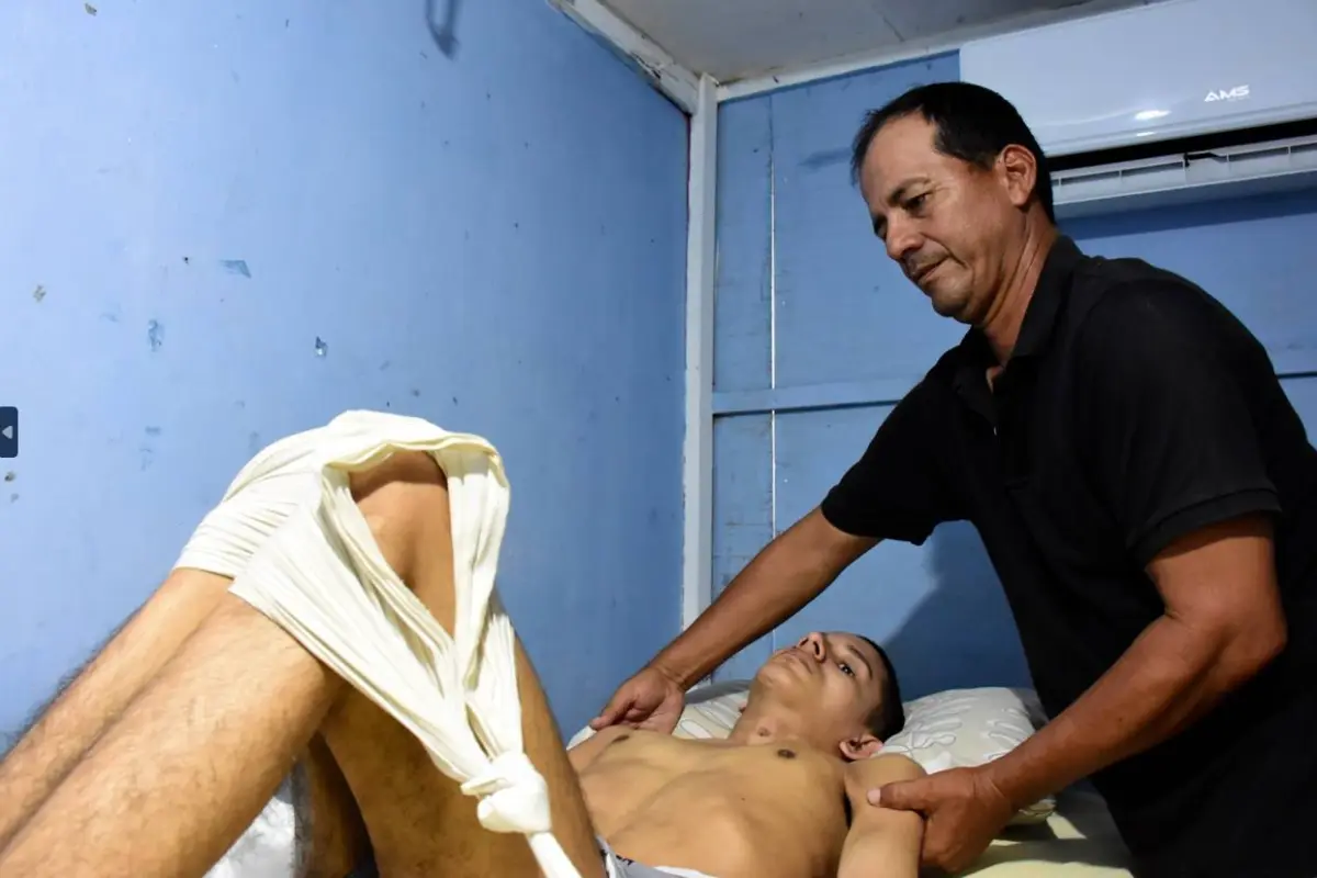 Milton y su padre, quien trabaja como vendedor ambulante para ayudar con los gastos de su hijo. , El Diario. 