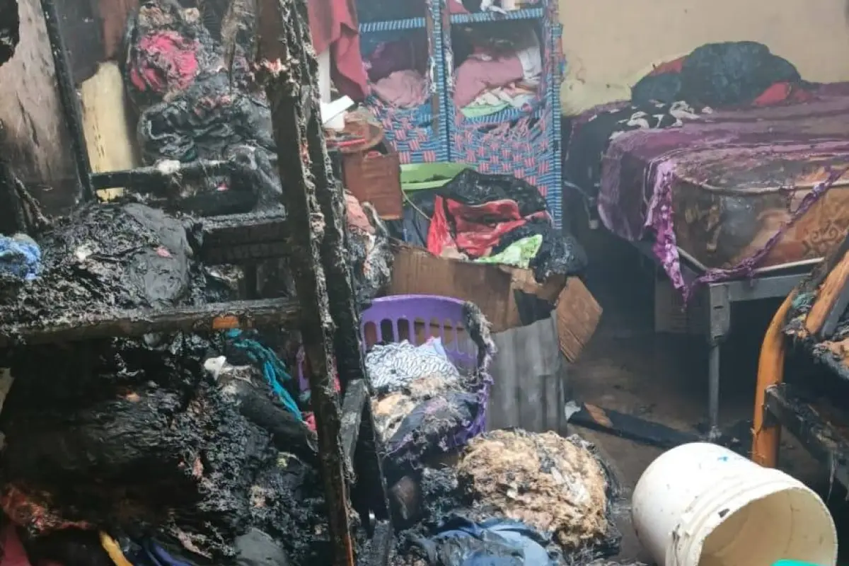 Los bomberos inspeccionaron la vivienda para evitar que el fuego vuelva a aparecer., ED
