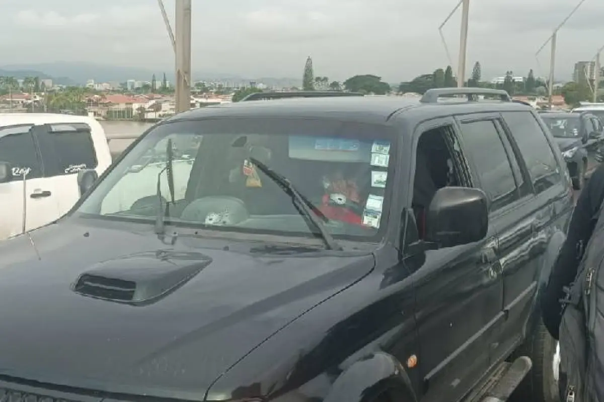 El vehículo en el que se movilizaba la funcionaria resultó con oficios de bala en su carrocería. , Foto: Redes Sociales