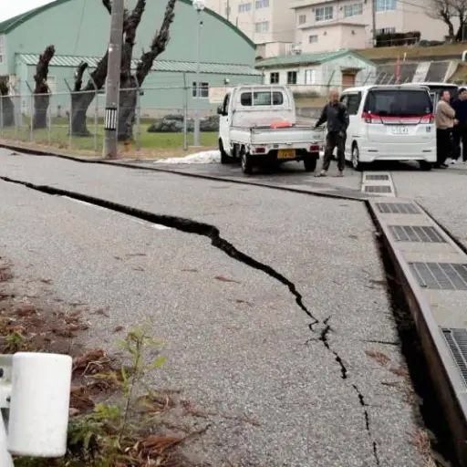 Autoridades de Japón redujeron la alerta de tsunami mientras monitorean riesgo de nuevo terremoto