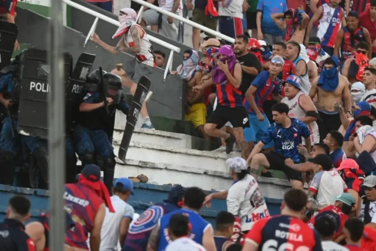 La batalla enfrentó a hinchas contra la fuerza pública en una de las plateas del Defensores del Chaco. , Foto: José Bogado - ultimahora.com