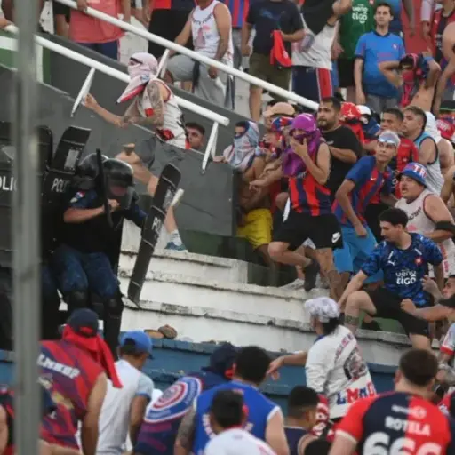 Violencia en el clásico de Paraguay deja 56 heridos y obliga a suspender Olimpia vs Cerro Porteño