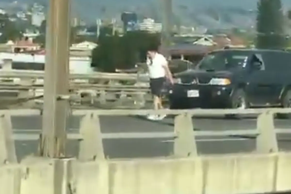 El sospechoso fue grabado por el conductor de un vehículo tras el ataque a la funcionaria de tránsito., Foto: Captura de pantalla