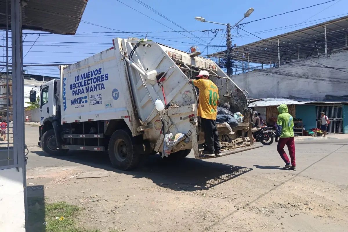 Un carro recogiendo desechos en calles del barrio Santa Martha. Allí labora personal contratado por la emergencia, pues los obreros siguen paralizados por falta de pago. , El Diario