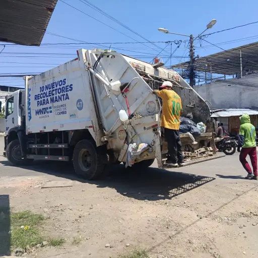Manta reanuda recolección de basura con plan de emergencia mientras obreros municipales mantienen plantón por sueldos adeudados