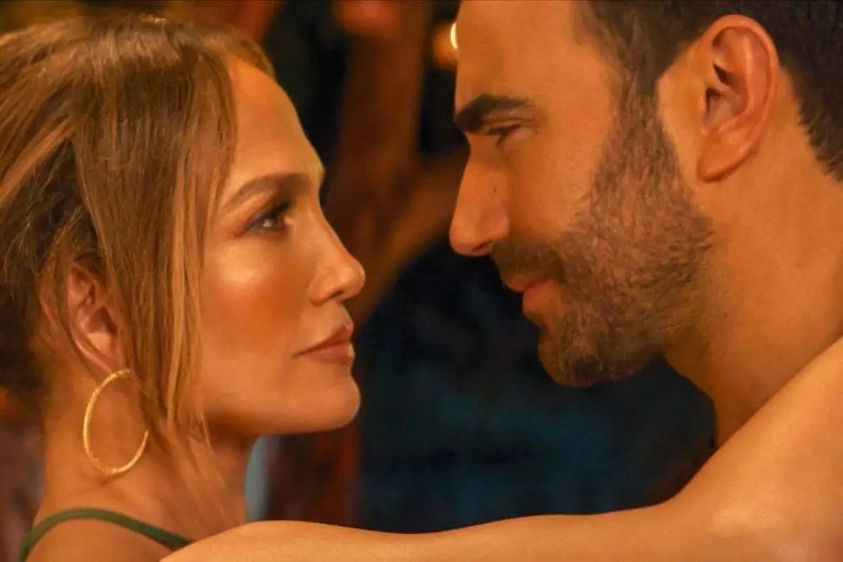 Jennifer Lopez y Brett Goldstein