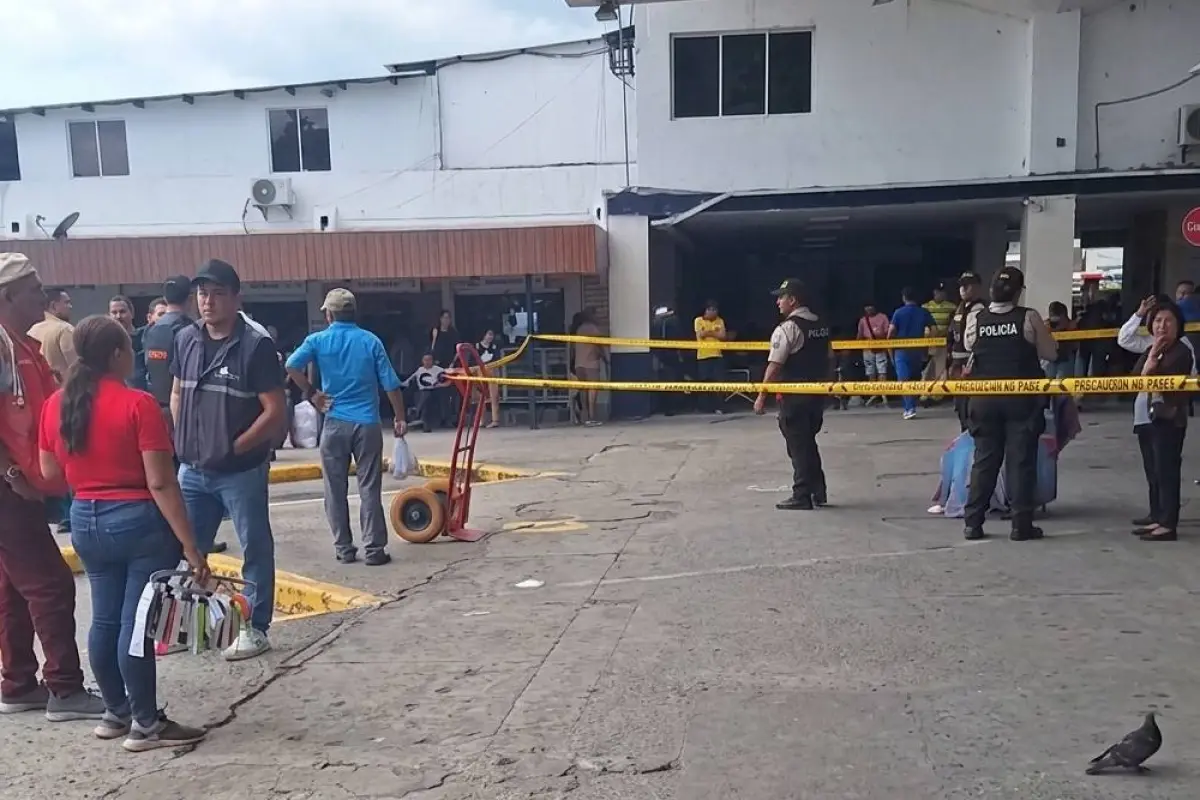 La Policía acordonó el área para investigar las causas de la muerte de la mujer., ED