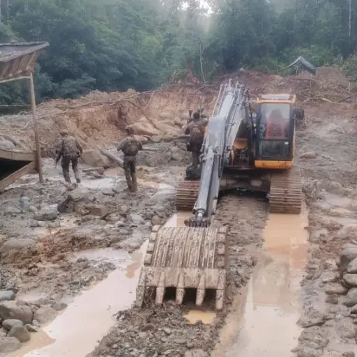 Destruyen maquinaria usada en minería ilegal en Juan Montalvo y Huimbí, Esmeraldas  