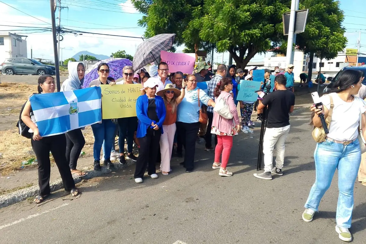 Moradores de Villamarina y habitantes de la parroquia Los Esteros durante el plantón de este lunes 20 de abril de 2026., El Diario
