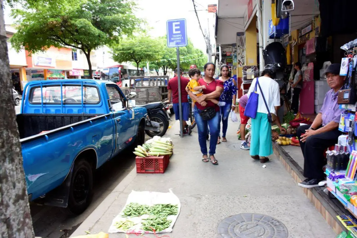 Comerciantes informales ocupan los exteriores de negocios en el centro de Portoviejo