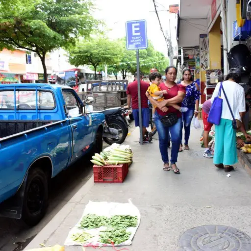 “Los comerciantes informales regresan tras ser retirados por los agentes”; persiste queja por invasión del espacio público en el centro de Portoviejo