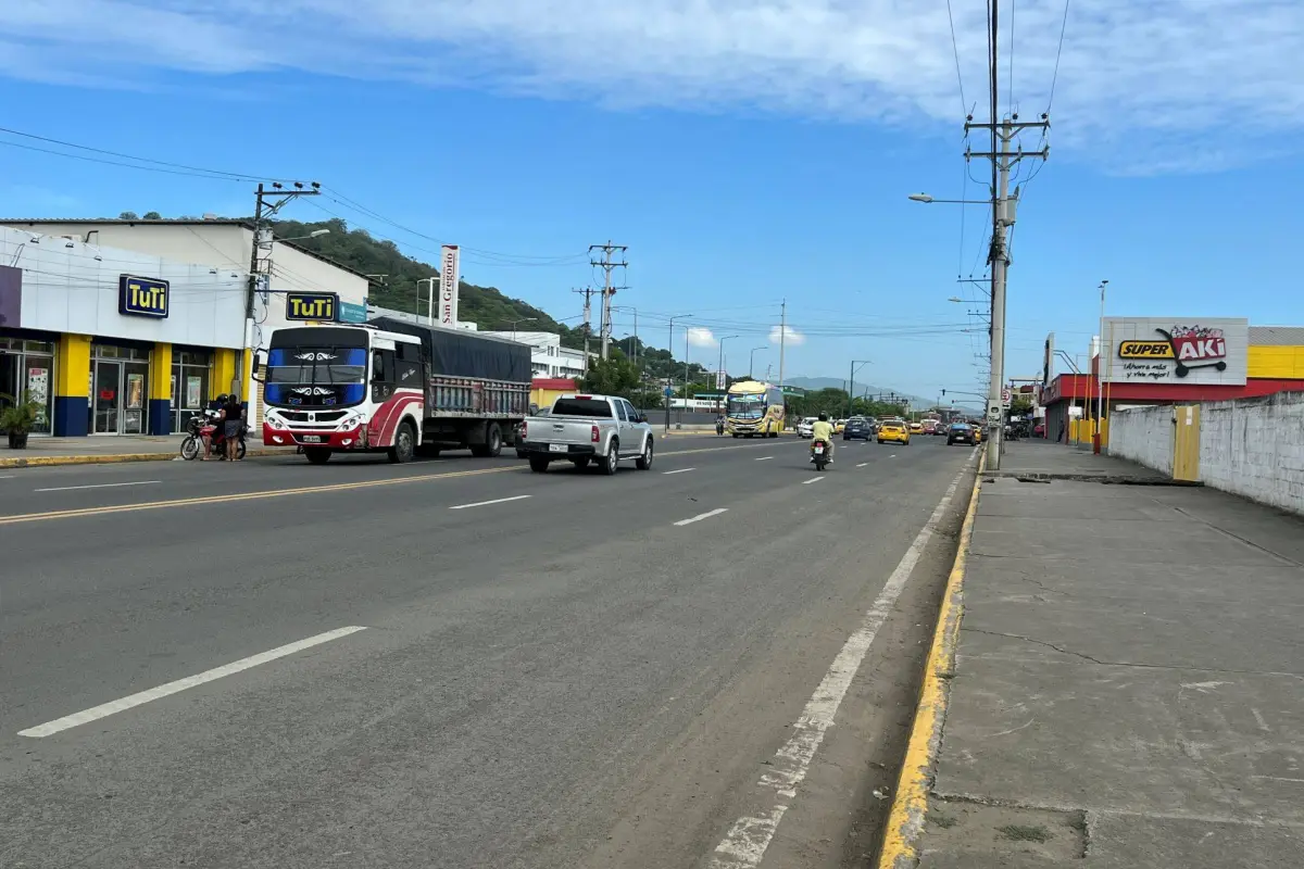 Cadenas de supermercados y farmacias es lo que más se han abierto en la vía a Santa Ana., El Diario