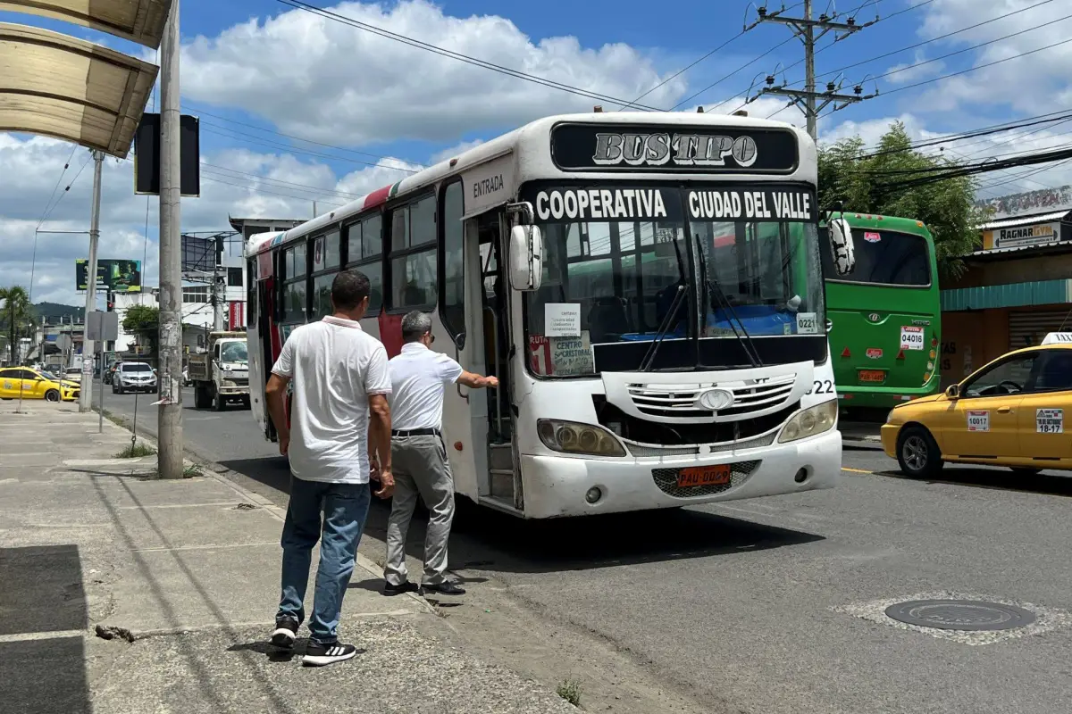 El precio del pasaje en el transporte urbano de Portoviejo, es de 0,40 centavos., El Diario