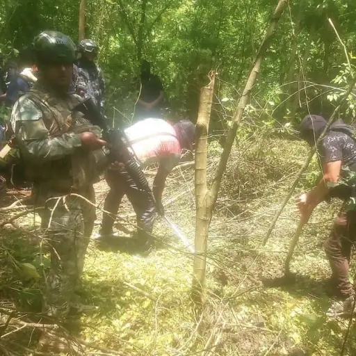 Hallan dos fosas con cuerpos en estado de descomposición y detienen a seis personas en Esmeraldas