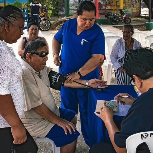 Atención gratuita en salud y veterinaria llega a decenas de familias en el sur de Guayaquil