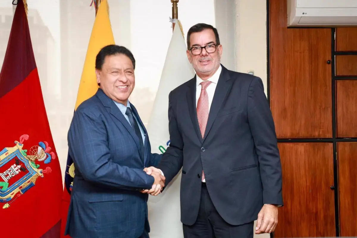 Jaime Otton Bernabé Erazo (izq) es el nuevo Ministro de Salud. , X: @IESSec