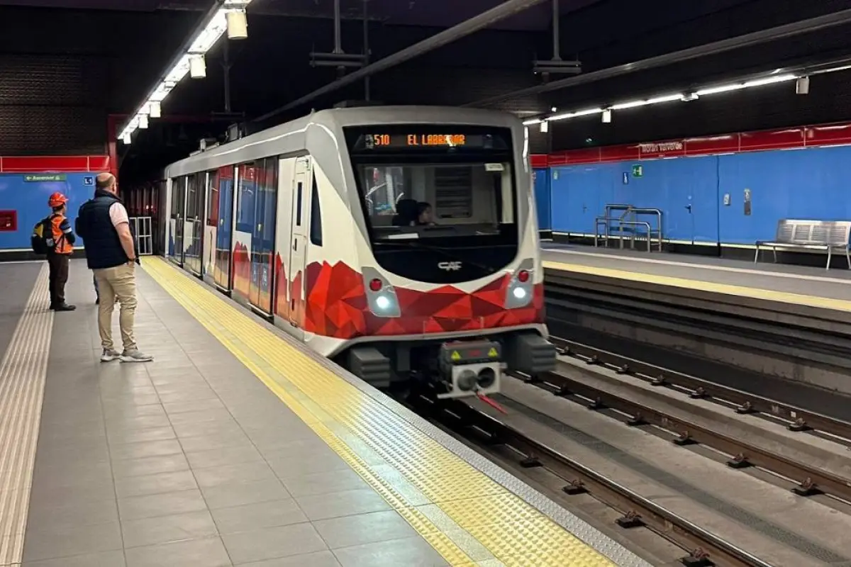 Metro de Quito restablece sus operaciones de manera total luego de fallas en los sistemas de comunicación.