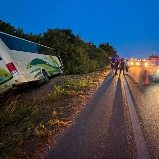 Bus de la cooperativa Azuay sufre siniestro de tránsito en la vía Huaquillas-Arenillas
