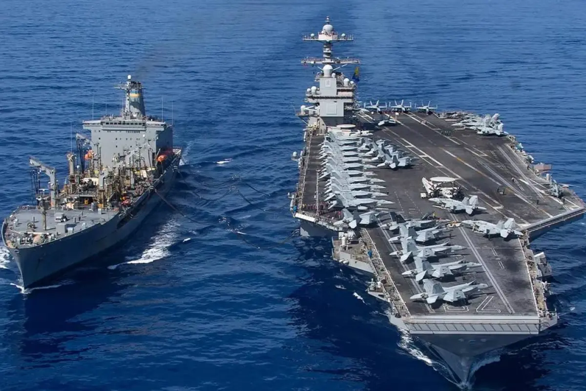 El El portaaviones USS Gerald R. Ford (der) junto al USS Winston S. Churchill, uno de sus escoltas., Foto: Agencias