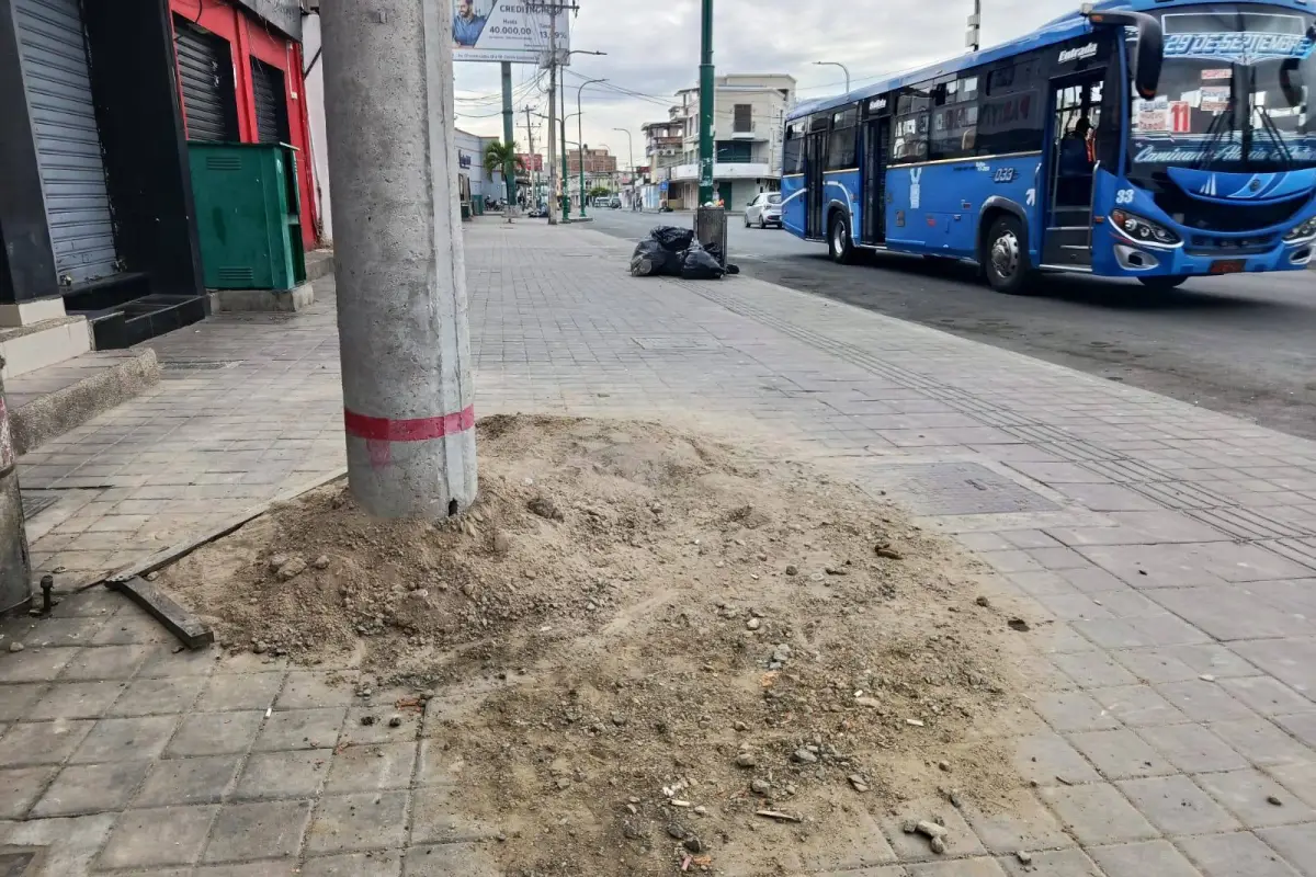 Uno de los montículos de tierra en la Av. Flavio Reyes tras el reemplazo de los postes., El Diario