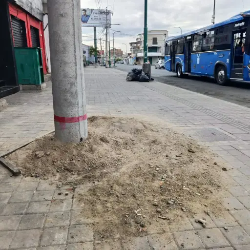 Critican a CNEL por dejar montículos de tierra tras reemplazo y reubicación de postes en Manta