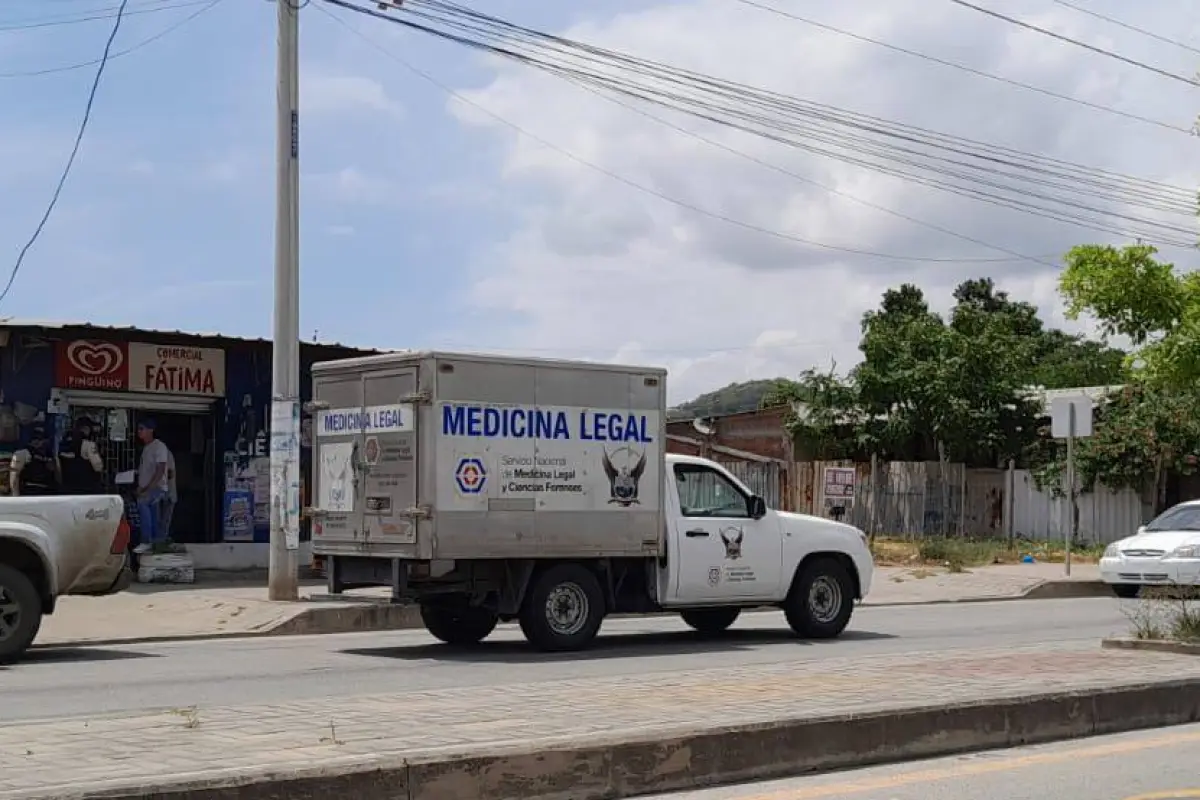 En el vehículo de medicina legal se trasladó el cuerpo del agente penitenciario asesinado hasta la morgue., ED