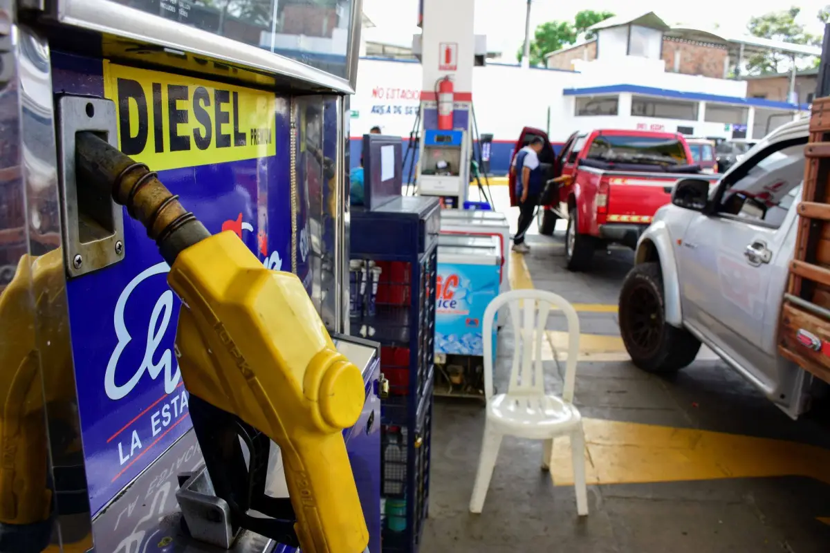 Distribuidores alertan sobre posible desabastecimiento de diésel en Manabí, producción El Diario