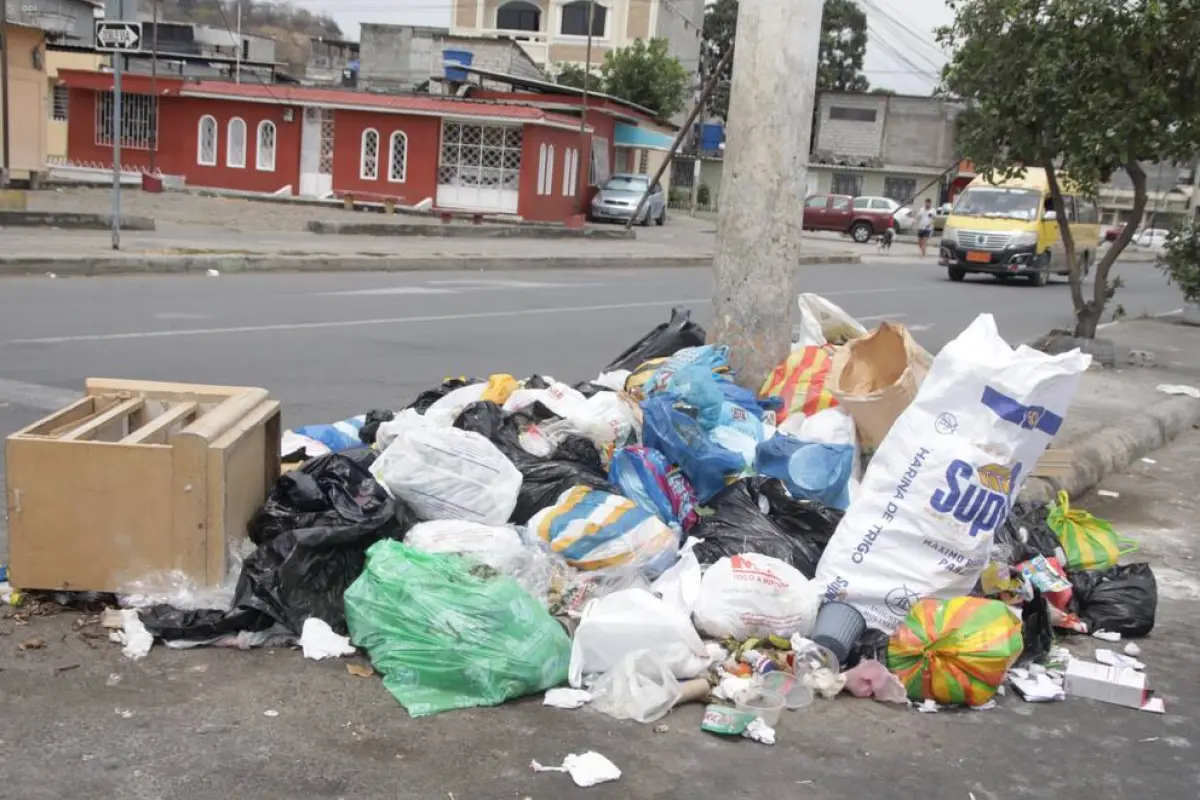 Gobierno de Ecuador ajustará la recolección de basura en ciudades bajo toque de queda