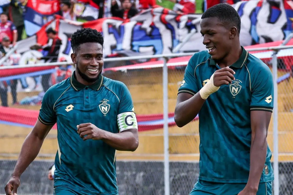Jonathan Borja y Fricson Borja celebran uno de los goles de El Nacional.