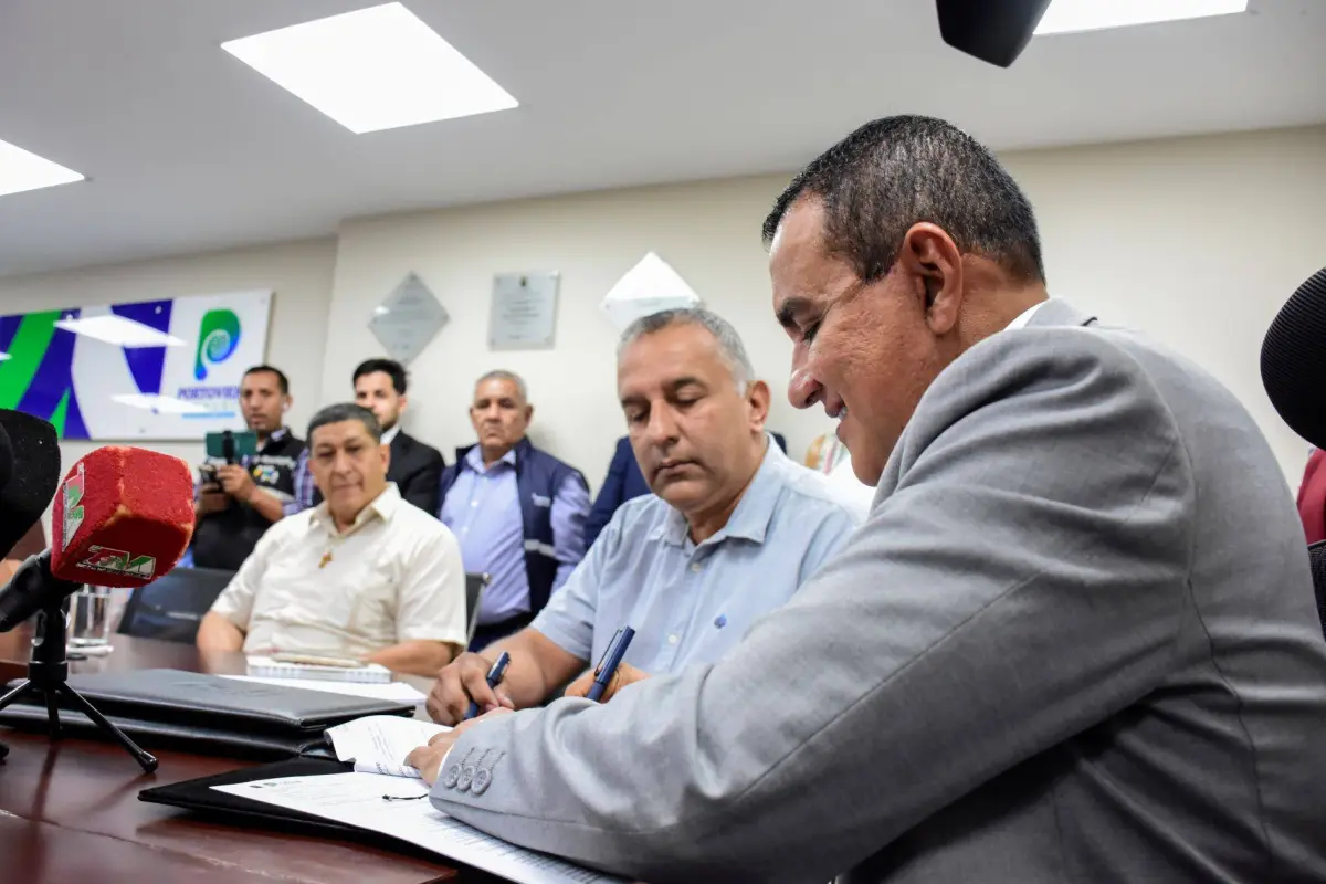 El alcalde Javier Pincay firmó los convenios con representantes de las fundaciones., El Diario