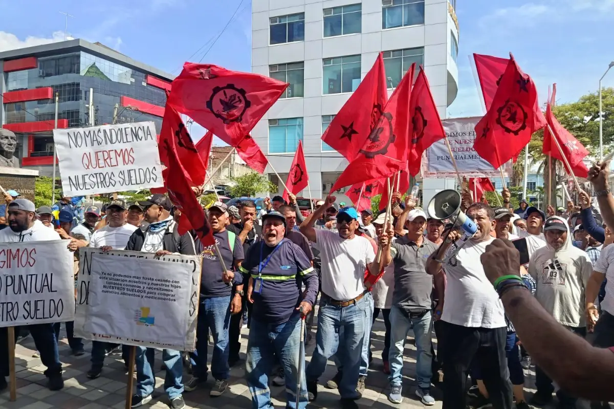 Por segundo día consecutivo, obreros municipales de Manta protestaron por la deuda de sus sueldos., El Diario