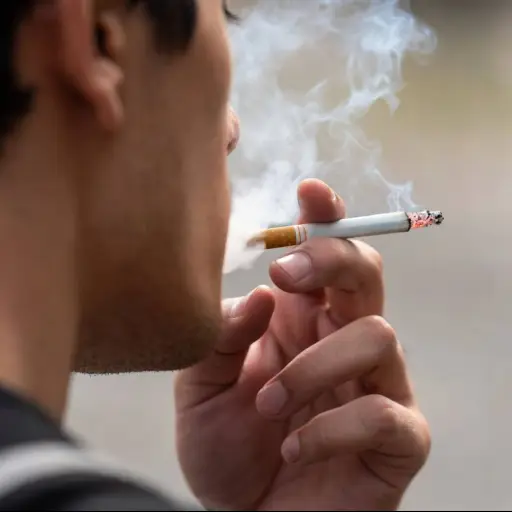 Gran Bretaña aprueba ley que prohibirá comprar tabaco a nacidos desde 2009