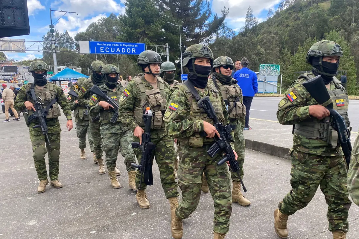 Imagen de archivo que muestra varios militares ecuatorianos en el Puente Internacional de Rumichaca, en la frontera con Colombia, API