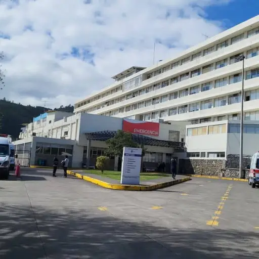 Madre denuncia cobro de USD 50 por gasolina de ambulancia en traslado médico de Cuenca a Quito  