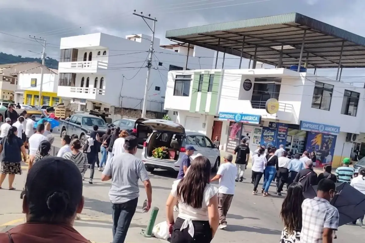 Tres de las víctimas fueron llevadas juntas a la iglesia para la misa y posterior sepelio., Redes