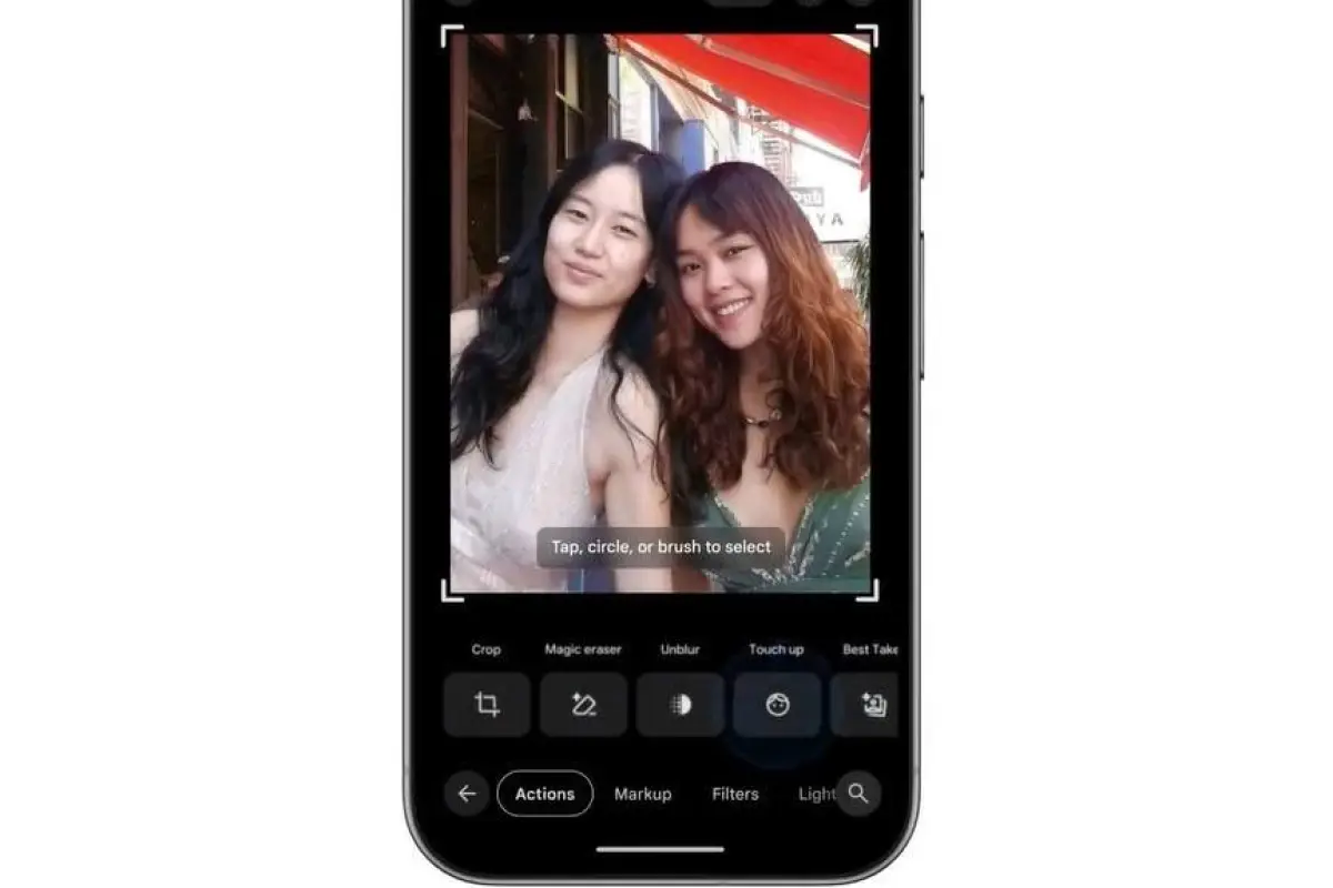 Menú de edición de la aplicación Google Fotos mostrando opciones de retoque facial y suavizado de piel en Android.