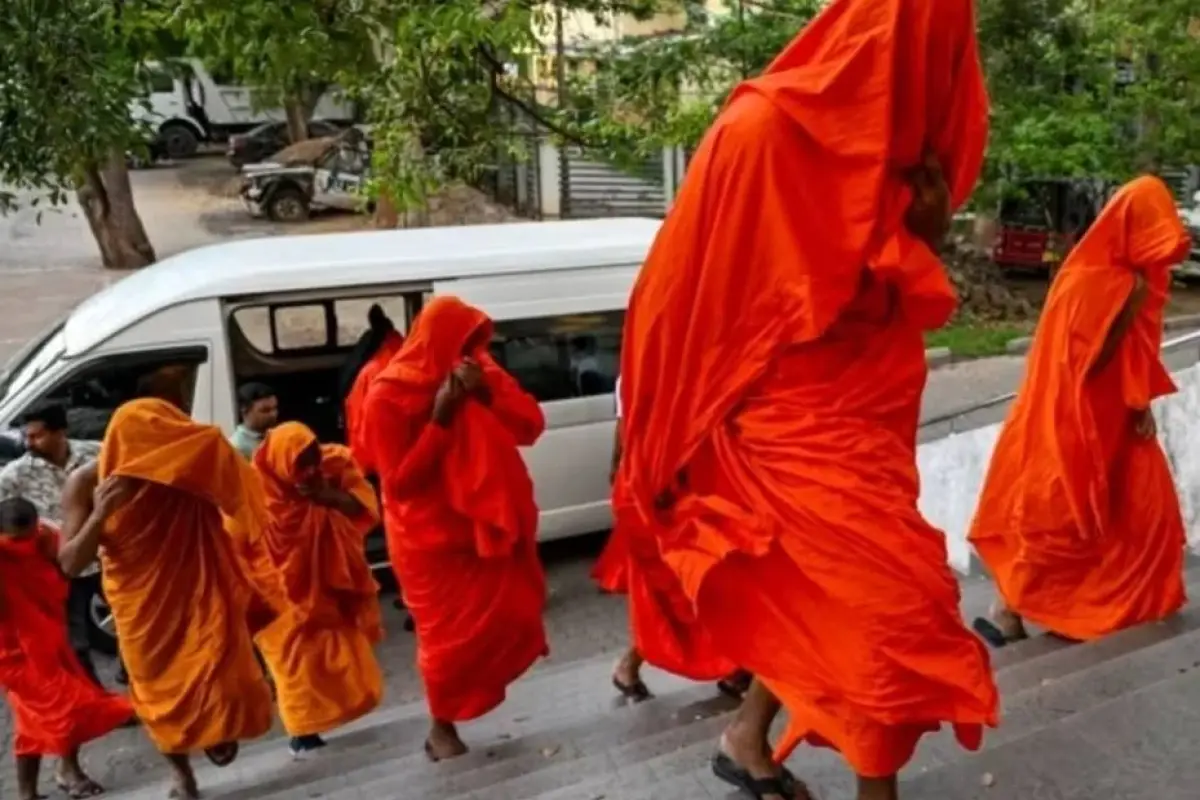 Los monjes budistas quedaronn a órdenes de las autoridades de Sri Lanka tras su detención en el eropuerto., Foto: Agencias