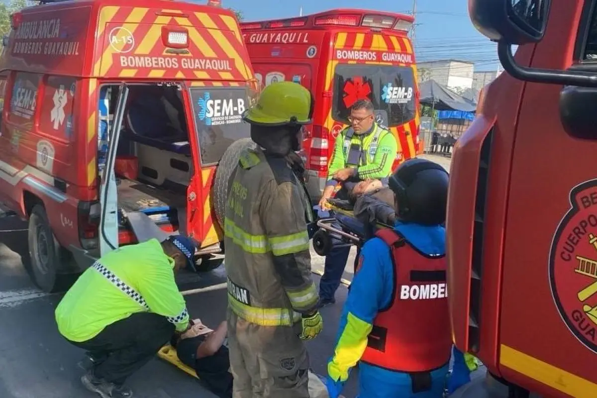 Varias ambulancias del Cuerpo de Bomberos arribaron al lugar del accidente para atender a los heridos., Foto: X Bomberos Guayaquil