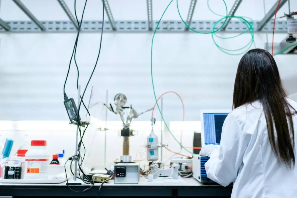  Brecha de género en tecnología: solo el 30% de los profesionales del sector en Ecuador son mujeres.