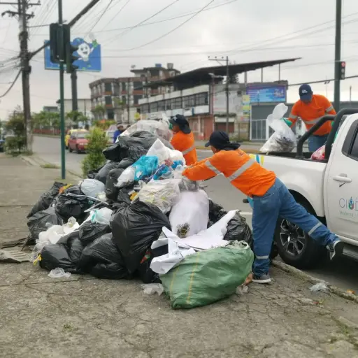 La recolección de basura en Santo Domingo se mantendrá durante el toque de queda, dice el alcalde Wilson Erazo 
