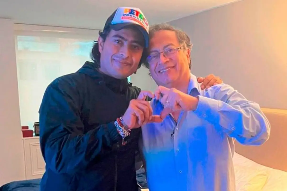 Nicolás Petro (izq) junto a su padre, Gustavo Petro, presidente de Colombia., Foto: Agencias
