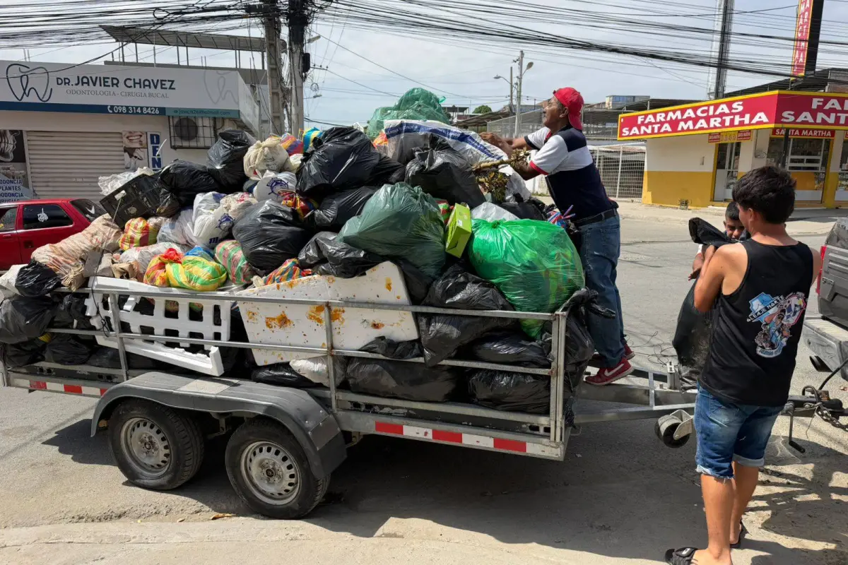 Ciudadanos de Manta se organizan para recoger su basura ante el paro municipal., El Diario