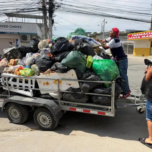 Manteses pagan hasta  y contratan a recolectores informales para evitar la acumulación de basura