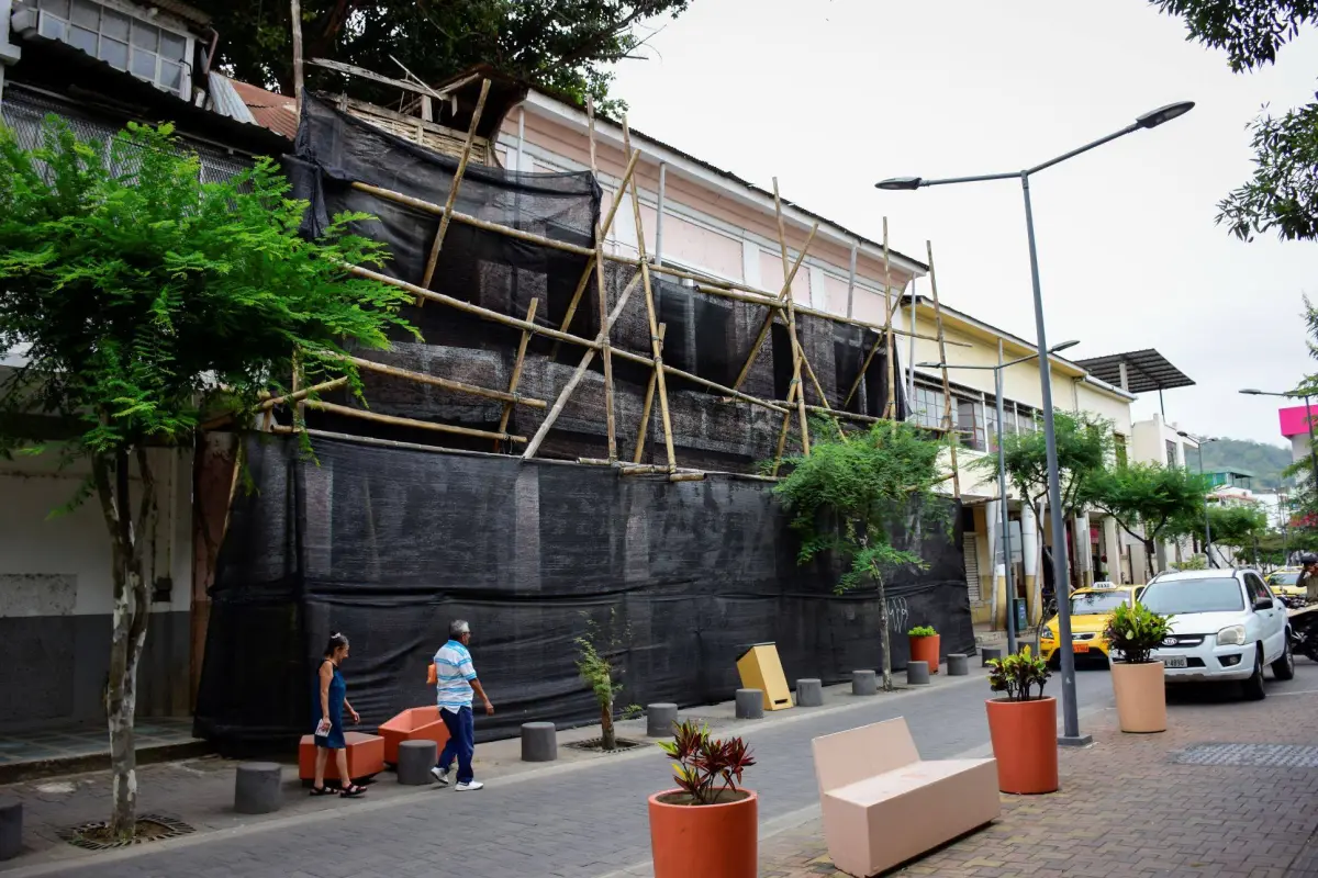 La casa patrimonial permanece cubierta con lona por el riesgo que representa., El Diario