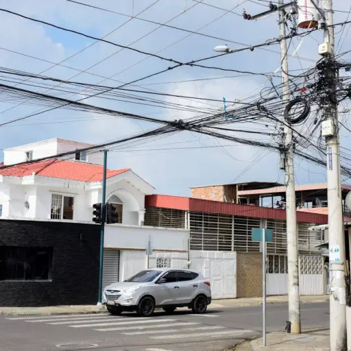 “Tallarines” de cables continúan en el centro de Portoviejo pese a normativa vigente
