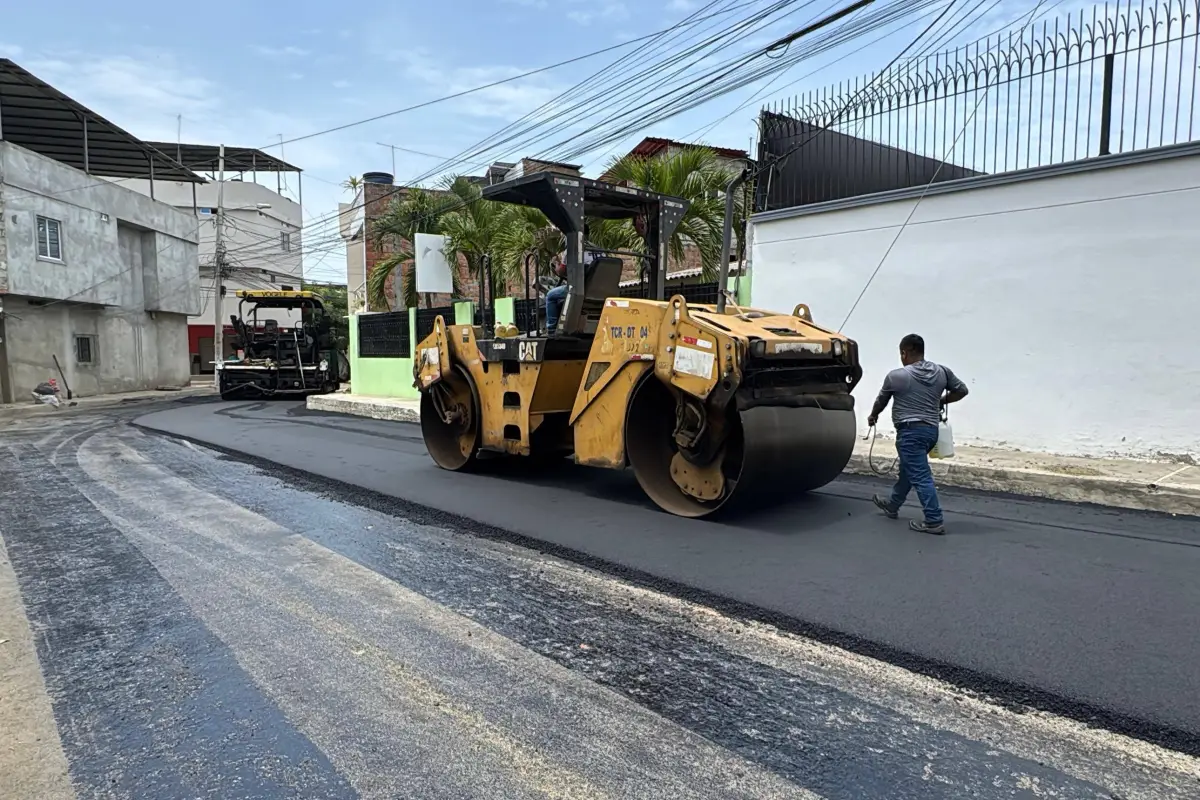 Asfaltado de calles en Los Algarrobos., El Diario