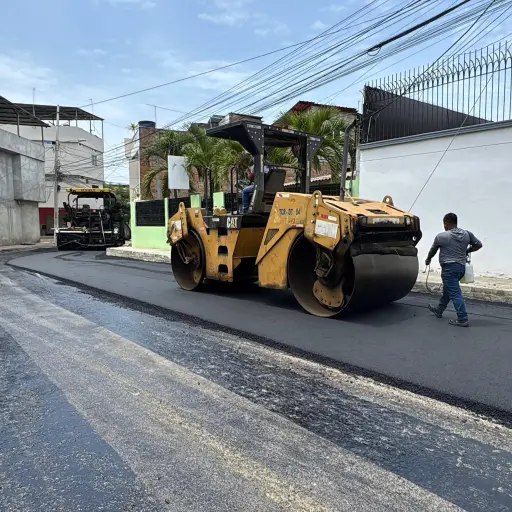 Avanzan los trabajos de asfaltado en el barrio Los Algarrobos