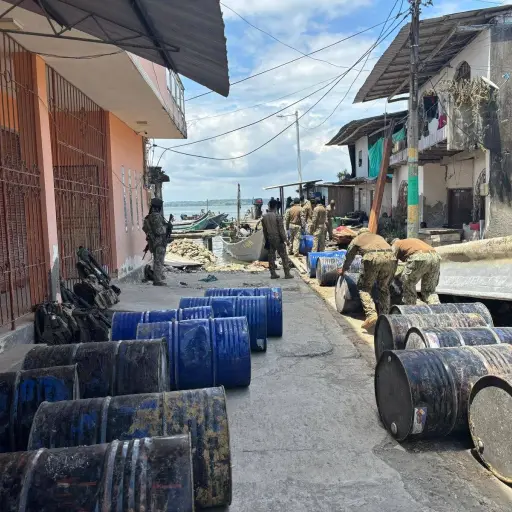 Decomisan tanques con químicos usados en la fabricación de drogas en Esmeraldas 